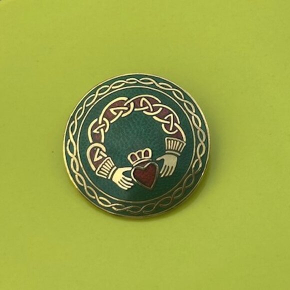 CELTIC SEA GEMS Claddagh Green Red Enamel BROOCH - Picture 2 of 6